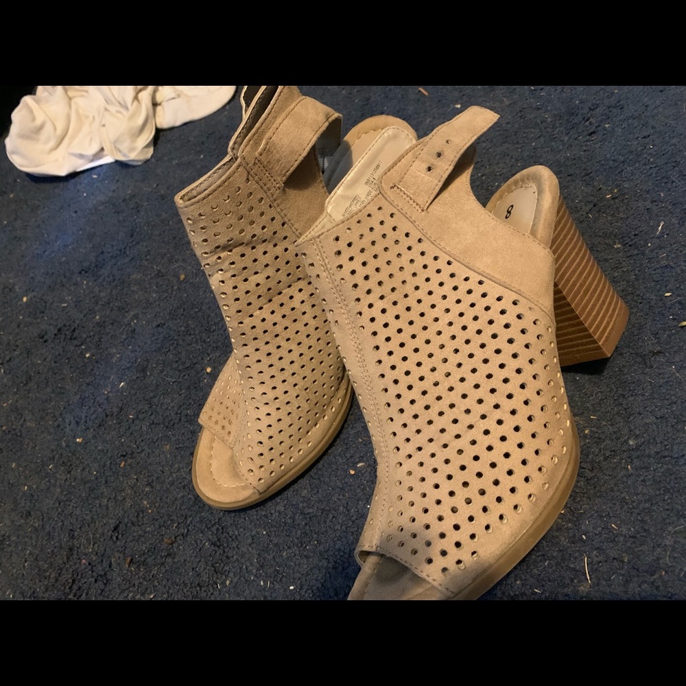 Heels - Picture 2 of 2